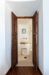 米克诺斯城帕尼格拉克斯城堡酒店的一间带卫生间和水槽的浴室