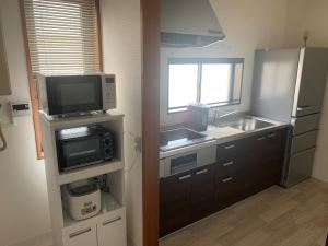 佐渡市Sado - Hotel - Vacation STAY 82495的一间带水槽和微波炉的小厨房