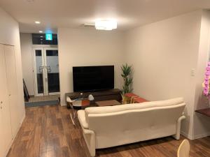 佐渡市Sado - Hotel - Vacation STAY 82496的客厅配有白色沙发和平面电视。