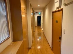 佐渡市Sado - Hotel - Vacation STAY 82494的一条空走廊,有走廊长度的长度