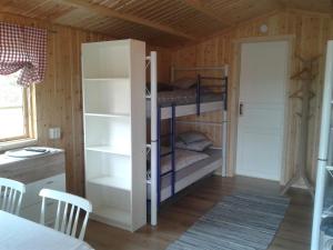 斯韦格Ferienhäuschen MD Sportfiske的小屋内带两张双层床的客房