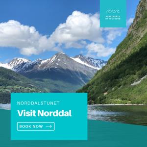 NorddalNorway Holiday Apartments - Norddalstunet的享有河流和山脉的山景