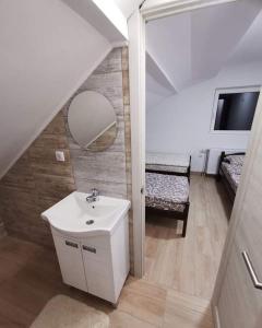 兹雷尼亚宁Apartmani Maja 2的一间带水槽和镜子的浴室
