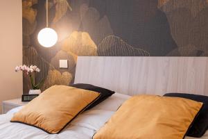 摩德纳Casapalestro8#1的一间卧室配有一张带两个枕头的床