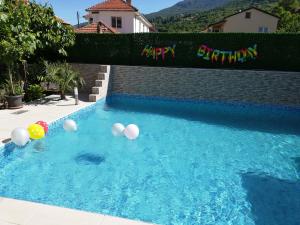 佩斯塔尼里勒佩斯塔尼酒店的水中一个有一大堆气球的游泳池