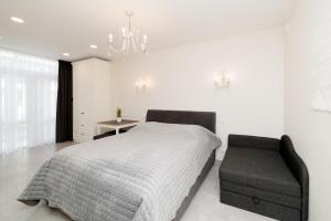 耶德库安特橡树公寓的白色卧室配有床和椅子