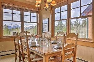 基斯通Keystone Condo on Golf Course with Mountain View的一间带桌椅和窗户的用餐室