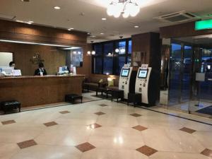 仓吉市Hotel St Palace Kurayoshi - Vacation STAY 82277的大堂,带柜台的大厅,人