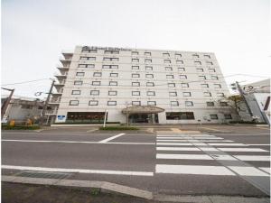 仓吉市Hotel St Palace Kurayoshi - Vacation STAY 82277的前面有人行道的白色大建筑