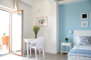 特罗佩阿Casa Peonia的一间卧室配有一张床、一张桌子和一面镜子