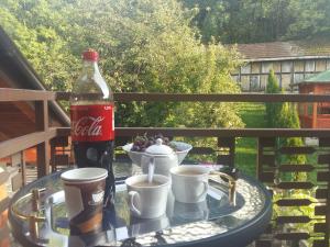 萨拉热窝库姆瑞亚桥住宿酒店的桌子上的一个可可瓶和杯子