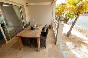 克拉伦代克萨尔瓦多楚皮奥公寓的一间设有桌椅和棕榈树的用餐室