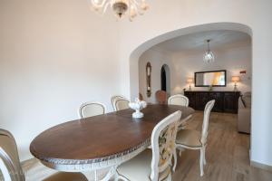 阿玛考德佩拉Casa Bananeiras的一间带木桌和椅子的用餐室