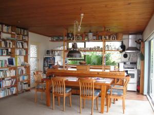 拉塞尔Aimeo Cottage的一间带木桌和椅子的用餐室