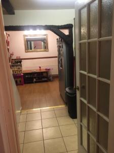德罗伊特威奇Beautiful Bungalow Home Droitwich SPA的走廊设有门,通往带镜子的房间