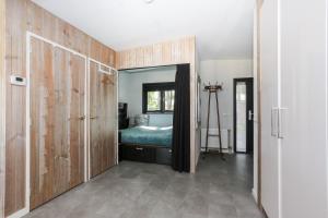 ErmBeach house的一间卧室配有一张床和一个带镜子的衣柜