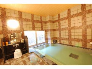 十和田十和田航线客栈酒店的浴室设有游泳池,位于地面