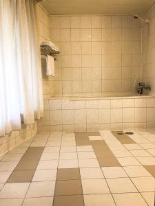 新竹明月饭店的铺有瓷砖地板,设有带淋浴的浴室。
