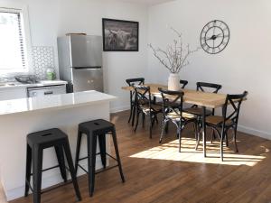 WhoroulyOak Lane Guest House & Farm Stay的厨房配有木桌和黑色凳子