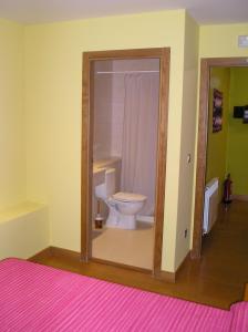 Nieva de CamerosLa Casa Nueva的一间位于客房内的白色卫生间的浴室