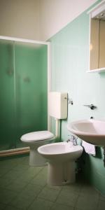 切塞纳蒂科VILLA ANTONIETTA的浴室设有2个卫生间和水槽