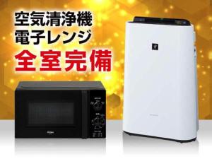 东京HOTEL LiVEMAX Akabane-Ekimae的微波炉、带标志的冰箱