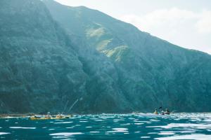稚内THE STAY WAKKANAI的一群人在山附近的水中划皮划艇