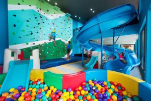 迈考海滩Anantara Vacation Club Mai Khao Phuket的儿童游戏室,设有攀岩墙和球