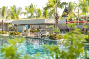迈考海滩Anantara Vacation Club Mai Khao Phuket的棕榈树度假村的游泳池
