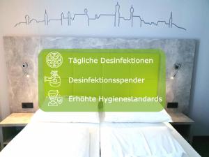 多瑙河畔迪林根SleepySleepy Hotel Dillingen的房间里的床顶上的标志