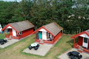 BredebroBredebro camping的享有红色房子的顶部景色,配有桌椅