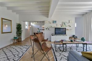 SchelderodeScheldewegel Vakantiehuis的客厅配有椅子、桌子和电视
