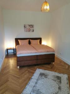 柏林exklusives Studioapartment - in traumhafter Lage direkt am Halensee的一间卧室配有带灯和地毯的床