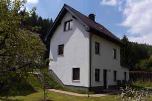 ZwotaFerienhaus Familie Lorenz的黑色屋顶的白色房子