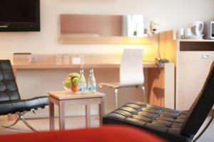 哥德堡马略纳斯巴尔酒店的客厅配有真皮沙发和桌子