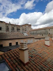 阿维拉莫拉达斯酒店的建筑屋顶的景色