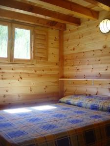 里贝斯的弗里瑟瓦尔德里柏斯营地酒店的小木屋,配有一张位于客房内的床