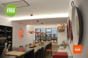 瓦伦西亚Art&Flats Hostel的厨房设有带长桌的用餐室