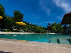 切尔梅斯菲雷奥普酒店的一个带遮阳伞和椅子的大型游泳池