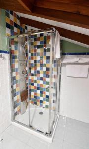 霍兹纳约特米诺旅馆的浴室里设有玻璃门淋浴