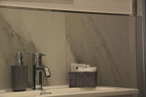 斯培西亚Affittacamere e appartamenti - Rent rooms and Apartments Le Camere Nel Corso - ADULTS ONLY的浴室内水槽上方的镜子