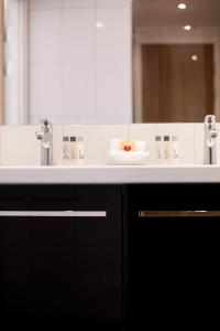 哥德堡马略纳斯巴尔酒店的浴室的柜台设有水槽和镜子