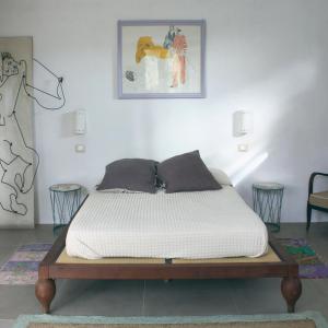 Casale AlxiLa Grechea Boutique B&B的一张位于带白色床垫的房间内的床铺