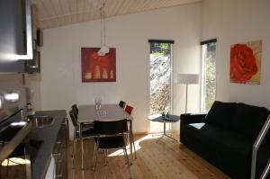 奥本罗Fjordlyst Camping & Cottages的客厅配有桌子和沙发