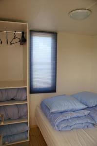 奥本罗Fjordlyst Camping & Cottages的一间卧室设有一张床和一个窗口
