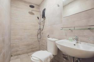 吉隆坡T-hotel Mont Kiara的浴室配有卫生间、盥洗盆和淋浴。