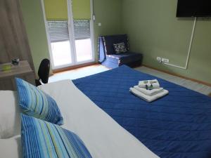 波德戈里察Apartment Temple的一间卧室配有一张带蓝色毯子的大床