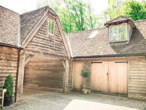赫特福德Hertford Barn conversion的一座房子,设有一座带屋顶的木制车库