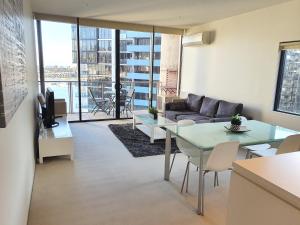 墨尔本达克兰海港避静公寓的客厅配有沙发和桌子