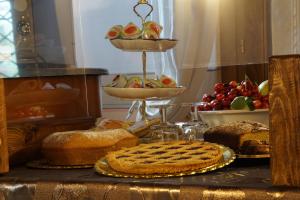斯波莱托橄榄花农家乐的桌上有面包和馅饼,桌上有水果
